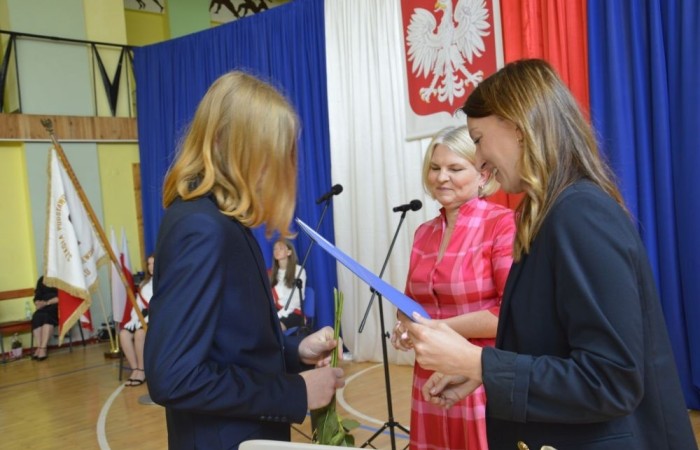 26 czerwca 2025 roku odbyło się uroczyste zakończenie roku szkolnego dla uczniów klas 8a i 8b. To wyjątkowy moment, który stanowi symboliczne zakończenie ośmioletniej edukacyjnej drogi pełnej wyzwań, sukcesów oraz niezapomnianych chwil.
Spośród 40 uczniów aż 15 ukończyło szkołę z wyróżnieniem, co jest wynikiem ich ciężkiej pracy i wytrwałości. To ogromny powód do dumy zarówno dla uczniów, jak i ich rodziców oraz nauczycieli.
Szczególne gratulacje kierujemy do dwóch uczennic – Joanny Żukowskiej i Leny Rębacz, które otrzymają stypendium Burmistrza Pasłęka. Ich osiągnięcia edukacyjne oraz zaangażowanie w życie szkoły zostały docenione.
Choć dziś klasy ósme żegnają się ze szkołą podstawową, to przed nimi nowy etap – szkoły średnie, nowe wyzwania i możliwości. Życzymy wszystkim absolwentom odwagi w realizowaniu swoich marzeń, wiary w siebie i wielu sukcesów na dalszej drodze edukacyjnej.
