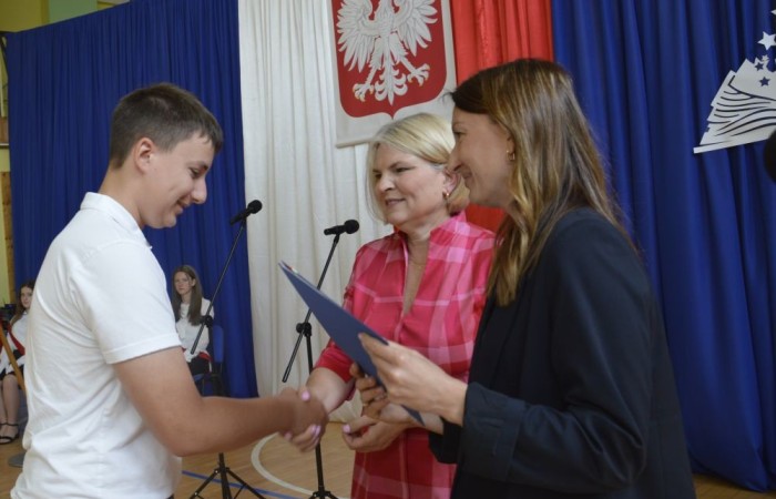 26 czerwca 2025 roku odbyło się uroczyste zakończenie roku szkolnego dla uczniów klas 8a i 8b. To wyjątkowy moment, który stanowi symboliczne zakończenie ośmioletniej edukacyjnej drogi pełnej wyzwań, sukcesów oraz niezapomnianych chwil.
Spośród 40 uczniów aż 15 ukończyło szkołę z wyróżnieniem, co jest wynikiem ich ciężkiej pracy i wytrwałości. To ogromny powód do dumy zarówno dla uczniów, jak i ich rodziców oraz nauczycieli.
Szczególne gratulacje kierujemy do dwóch uczennic – Joanny Żukowskiej i Leny Rębacz, które otrzymają stypendium Burmistrza Pasłęka. Ich osiągnięcia edukacyjne oraz zaangażowanie w życie szkoły zostały docenione.
Choć dziś klasy ósme żegnają się ze szkołą podstawową, to przed nimi nowy etap – szkoły średnie, nowe wyzwania i możliwości. Życzymy wszystkim absolwentom odwagi w realizowaniu swoich marzeń, wiary w siebie i wielu sukcesów na dalszej drodze edukacyjnej.