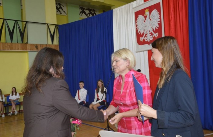 26 czerwca 2025 roku odbyło się uroczyste zakończenie roku szkolnego dla uczniów klas 8a i 8b. To wyjątkowy moment, który stanowi symboliczne zakończenie ośmioletniej edukacyjnej drogi pełnej wyzwań, sukcesów oraz niezapomnianych chwil.
Spośród 40 uczniów aż 15 ukończyło szkołę z wyróżnieniem, co jest wynikiem ich ciężkiej pracy i wytrwałości. To ogromny powód do dumy zarówno dla uczniów, jak i ich rodziców oraz nauczycieli.
Szczególne gratulacje kierujemy do dwóch uczennic – Joanny Żukowskiej i Leny Rębacz, które otrzymają stypendium Burmistrza Pasłęka. Ich osiągnięcia edukacyjne oraz zaangażowanie w życie szkoły zostały docenione.
Choć dziś klasy ósme żegnają się ze szkołą podstawową, to przed nimi nowy etap – szkoły średnie, nowe wyzwania i możliwości. Życzymy wszystkim absolwentom odwagi w realizowaniu swoich marzeń, wiary w siebie i wielu sukcesów na dalszej drodze edukacyjnej.