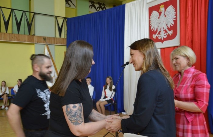 26 czerwca 2025 roku odbyło się uroczyste zakończenie roku szkolnego dla uczniów klas 8a i 8b. To wyjątkowy moment, który stanowi symboliczne zakończenie ośmioletniej edukacyjnej drogi pełnej wyzwań, sukcesów oraz niezapomnianych chwil.
Spośród 40 uczniów aż 15 ukończyło szkołę z wyróżnieniem, co jest wynikiem ich ciężkiej pracy i wytrwałości. To ogromny powód do dumy zarówno dla uczniów, jak i ich rodziców oraz nauczycieli.
Szczególne gratulacje kierujemy do dwóch uczennic – Joanny Żukowskiej i Leny Rębacz, które otrzymają stypendium Burmistrza Pasłęka. Ich osiągnięcia edukacyjne oraz zaangażowanie w życie szkoły zostały docenione.
Choć dziś klasy ósme żegnają się ze szkołą podstawową, to przed nimi nowy etap – szkoły średnie, nowe wyzwania i możliwości. Życzymy wszystkim absolwentom odwagi w realizowaniu swoich marzeń, wiary w siebie i wielu sukcesów na dalszej drodze edukacyjnej.