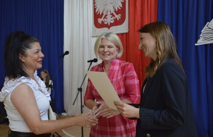 26 czerwca 2025 roku odbyło się uroczyste zakończenie roku szkolnego dla uczniów klas 8a i 8b. To wyjątkowy moment, który stanowi symboliczne zakończenie ośmioletniej edukacyjnej drogi pełnej wyzwań, sukcesów oraz niezapomnianych chwil.
Spośród 40 uczniów aż 15 ukończyło szkołę z wyróżnieniem, co jest wynikiem ich ciężkiej pracy i wytrwałości. To ogromny powód do dumy zarówno dla uczniów, jak i ich rodziców oraz nauczycieli.
Szczególne gratulacje kierujemy do dwóch uczennic – Joanny Żukowskiej i Leny Rębacz, które otrzymają stypendium Burmistrza Pasłęka. Ich osiągnięcia edukacyjne oraz zaangażowanie w życie szkoły zostały docenione.
Choć dziś klasy ósme żegnają się ze szkołą podstawową, to przed nimi nowy etap – szkoły średnie, nowe wyzwania i możliwości. Życzymy wszystkim absolwentom odwagi w realizowaniu swoich marzeń, wiary w siebie i wielu sukcesów na dalszej drodze edukacyjnej.