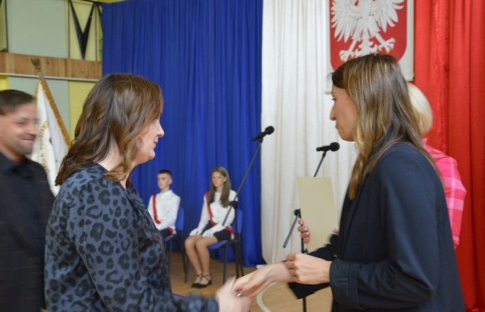 26 czerwca 2025 roku odbyło się uroczyste zakończenie roku szkolnego dla uczniów klas 8a i 8b. To wyjątkowy moment, który stanowi symboliczne zakończenie ośmioletniej edukacyjnej drogi pełnej wyzwań, sukcesów oraz niezapomnianych chwil.
Spośród 40 uczniów aż 15 ukończyło szkołę z wyróżnieniem, co jest wynikiem ich ciężkiej pracy i wytrwałości. To ogromny powód do dumy zarówno dla uczniów, jak i ich rodziców oraz nauczycieli.
Szczególne gratulacje kierujemy do dwóch uczennic – Joanny Żukowskiej i Leny Rębacz, które otrzymają stypendium Burmistrza Pasłęka. Ich osiągnięcia edukacyjne oraz zaangażowanie w życie szkoły zostały docenione.
Choć dziś klasy ósme żegnają się ze szkołą podstawową, to przed nimi nowy etap – szkoły średnie, nowe wyzwania i możliwości. Życzymy wszystkim absolwentom odwagi w realizowaniu swoich marzeń, wiary w siebie i wielu sukcesów na dalszej drodze edukacyjnej.