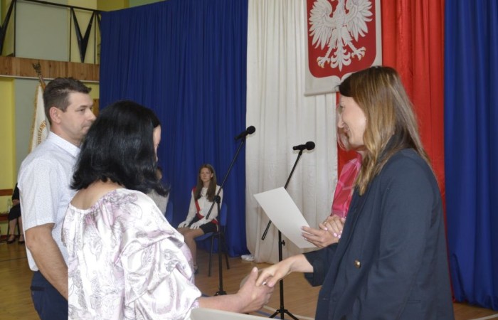 26 czerwca 2025 roku odbyło się uroczyste zakończenie roku szkolnego dla uczniów klas 8a i 8b. To wyjątkowy moment, który stanowi symboliczne zakończenie ośmioletniej edukacyjnej drogi pełnej wyzwań, sukcesów oraz niezapomnianych chwil.
Spośród 40 uczniów aż 15 ukończyło szkołę z wyróżnieniem, co jest wynikiem ich ciężkiej pracy i wytrwałości. To ogromny powód do dumy zarówno dla uczniów, jak i ich rodziców oraz nauczycieli.
Szczególne gratulacje kierujemy do dwóch uczennic – Joanny Żukowskiej i Leny Rębacz, które otrzymają stypendium Burmistrza Pasłęka. Ich osiągnięcia edukacyjne oraz zaangażowanie w życie szkoły zostały docenione.
Choć dziś klasy ósme żegnają się ze szkołą podstawową, to przed nimi nowy etap – szkoły średnie, nowe wyzwania i możliwości. Życzymy wszystkim absolwentom odwagi w realizowaniu swoich marzeń, wiary w siebie i wielu sukcesów na dalszej drodze edukacyjnej.