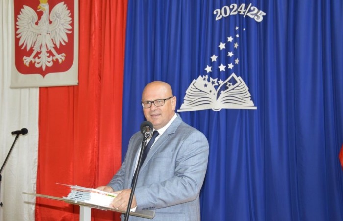 26 czerwca 2025 roku odbyło się uroczyste zakończenie roku szkolnego dla uczniów klas 8a i 8b. To wyjątkowy moment, który stanowi symboliczne zakończenie ośmioletniej edukacyjnej drogi pełnej wyzwań, sukcesów oraz niezapomnianych chwil.
Spośród 40 uczniów aż 15 ukończyło szkołę z wyróżnieniem, co jest wynikiem ich ciężkiej pracy i wytrwałości. To ogromny powód do dumy zarówno dla uczniów, jak i ich rodziców oraz nauczycieli.
Szczególne gratulacje kierujemy do dwóch uczennic – Joanny Żukowskiej i Leny Rębacz, które otrzymają stypendium Burmistrza Pasłęka. Ich osiągnięcia edukacyjne oraz zaangażowanie w życie szkoły zostały docenione.
Choć dziś klasy ósme żegnają się ze szkołą podstawową, to przed nimi nowy etap – szkoły średnie, nowe wyzwania i możliwości. Życzymy wszystkim absolwentom odwagi w realizowaniu swoich marzeń, wiary w siebie i wielu sukcesów na dalszej drodze edukacyjnej.