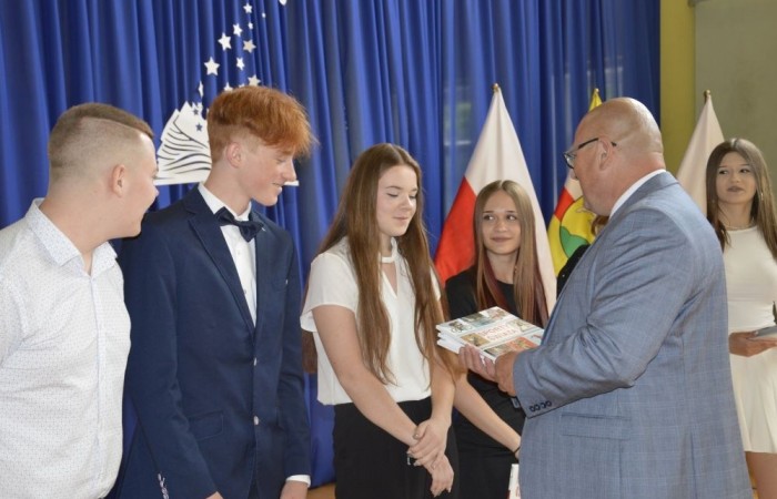 26 czerwca 2025 roku odbyło się uroczyste zakończenie roku szkolnego dla uczniów klas 8a i 8b. To wyjątkowy moment, który stanowi symboliczne zakończenie ośmioletniej edukacyjnej drogi pełnej wyzwań, sukcesów oraz niezapomnianych chwil.
Spośród 40 uczniów aż 15 ukończyło szkołę z wyróżnieniem, co jest wynikiem ich ciężkiej pracy i wytrwałości. To ogromny powód do dumy zarówno dla uczniów, jak i ich rodziców oraz nauczycieli.
Szczególne gratulacje kierujemy do dwóch uczennic – Joanny Żukowskiej i Leny Rębacz, które otrzymają stypendium Burmistrza Pasłęka. Ich osiągnięcia edukacyjne oraz zaangażowanie w życie szkoły zostały docenione.
Choć dziś klasy ósme żegnają się ze szkołą podstawową, to przed nimi nowy etap – szkoły średnie, nowe wyzwania i możliwości. Życzymy wszystkim absolwentom odwagi w realizowaniu swoich marzeń, wiary w siebie i wielu sukcesów na dalszej drodze edukacyjnej.