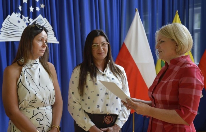 26 czerwca 2025 roku odbyło się uroczyste zakończenie roku szkolnego dla uczniów klas 8a i 8b. To wyjątkowy moment, który stanowi symboliczne zakończenie ośmioletniej edukacyjnej drogi pełnej wyzwań, sukcesów oraz niezapomnianych chwil.
Spośród 40 uczniów aż 15 ukończyło szkołę z wyróżnieniem, co jest wynikiem ich ciężkiej pracy i wytrwałości. To ogromny powód do dumy zarówno dla uczniów, jak i ich rodziców oraz nauczycieli.
Szczególne gratulacje kierujemy do dwóch uczennic – Joanny Żukowskiej i Leny Rębacz, które otrzymają stypendium Burmistrza Pasłęka. Ich osiągnięcia edukacyjne oraz zaangażowanie w życie szkoły zostały docenione.
Choć dziś klasy ósme żegnają się ze szkołą podstawową, to przed nimi nowy etap – szkoły średnie, nowe wyzwania i możliwości. Życzymy wszystkim absolwentom odwagi w realizowaniu swoich marzeń, wiary w siebie i wielu sukcesów na dalszej drodze edukacyjnej.