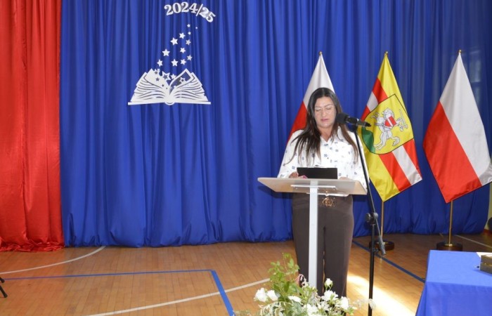 26 czerwca 2025 roku odbyło się uroczyste zakończenie roku szkolnego dla uczniów klas 8a i 8b. To wyjątkowy moment, który stanowi symboliczne zakończenie ośmioletniej edukacyjnej drogi pełnej wyzwań, sukcesów oraz niezapomnianych chwil.
Spośród 40 uczniów aż 15 ukończyło szkołę z wyróżnieniem, co jest wynikiem ich ciężkiej pracy i wytrwałości. To ogromny powód do dumy zarówno dla uczniów, jak i ich rodziców oraz nauczycieli.
Szczególne gratulacje kierujemy do dwóch uczennic – Joanny Żukowskiej i Leny Rębacz, które otrzymają stypendium Burmistrza Pasłęka. Ich osiągnięcia edukacyjne oraz zaangażowanie w życie szkoły zostały docenione.
Choć dziś klasy ósme żegnają się ze szkołą podstawową, to przed nimi nowy etap – szkoły średnie, nowe wyzwania i możliwości. Życzymy wszystkim absolwentom odwagi w realizowaniu swoich marzeń, wiary w siebie i wielu sukcesów na dalszej drodze edukacyjnej.