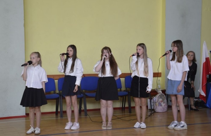 26 czerwca 2025 roku odbyło się uroczyste zakończenie roku szkolnego dla uczniów klas 8a i 8b. To wyjątkowy moment, który stanowi symboliczne zakończenie ośmioletniej edukacyjnej drogi pełnej wyzwań, sukcesów oraz niezapomnianych chwil.
Spośród 40 uczniów aż 15 ukończyło szkołę z wyróżnieniem, co jest wynikiem ich ciężkiej pracy i wytrwałości. To ogromny powód do dumy zarówno dla uczniów, jak i ich rodziców oraz nauczycieli.
Szczególne gratulacje kierujemy do dwóch uczennic – Joanny Żukowskiej i Leny Rębacz, które otrzymają stypendium Burmistrza Pasłęka. Ich osiągnięcia edukacyjne oraz zaangażowanie w życie szkoły zostały docenione.
Choć dziś klasy ósme żegnają się ze szkołą podstawową, to przed nimi nowy etap – szkoły średnie, nowe wyzwania i możliwości. Życzymy wszystkim absolwentom odwagi w realizowaniu swoich marzeń, wiary w siebie i wielu sukcesów na dalszej drodze edukacyjnej.