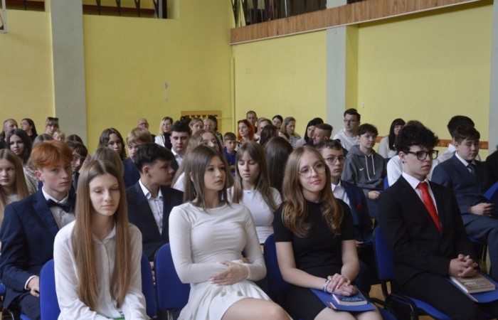 26 czerwca 2025 roku odbyło się uroczyste zakończenie roku szkolnego dla uczniów klas 8a i 8b. To wyjątkowy moment, który stanowi symboliczne zakończenie ośmioletniej edukacyjnej drogi pełnej wyzwań, sukcesów oraz niezapomnianych chwil.
Spośród 40 uczniów aż 15 ukończyło szkołę z wyróżnieniem, co jest wynikiem ich ciężkiej pracy i wytrwałości. To ogromny powód do dumy zarówno dla uczniów, jak i ich rodziców oraz nauczycieli.
Szczególne gratulacje kierujemy do dwóch uczennic – Joanny Żukowskiej i Leny Rębacz, które otrzymają stypendium Burmistrza Pasłęka. Ich osiągnięcia edukacyjne oraz zaangażowanie w życie szkoły zostały docenione.
Choć dziś klasy ósme żegnają się ze szkołą podstawową, to przed nimi nowy etap – szkoły średnie, nowe wyzwania i możliwości. Życzymy wszystkim absolwentom odwagi w realizowaniu swoich marzeń, wiary w siebie i wielu sukcesów na dalszej drodze edukacyjnej.