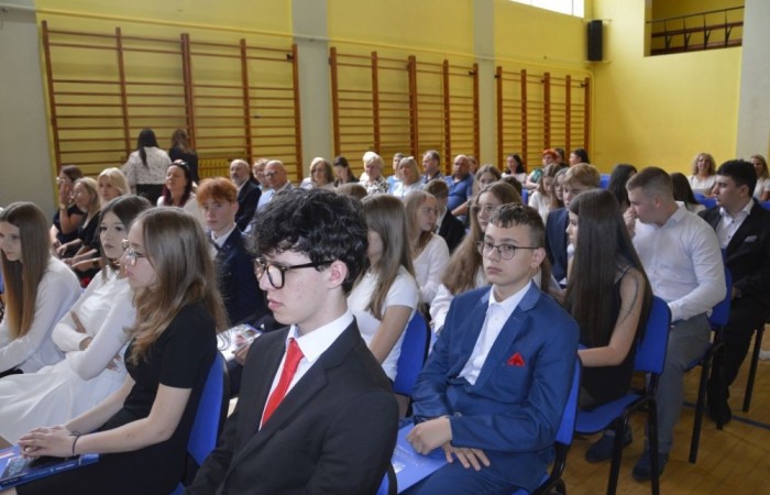 26 czerwca 2025 roku odbyło się uroczyste zakończenie roku szkolnego dla uczniów klas 8a i 8b. To wyjątkowy moment, który stanowi symboliczne zakończenie ośmioletniej edukacyjnej drogi pełnej wyzwań, sukcesów oraz niezapomnianych chwil.
Spośród 40 uczniów aż 15 ukończyło szkołę z wyróżnieniem, co jest wynikiem ich ciężkiej pracy i wytrwałości. To ogromny powód do dumy zarówno dla uczniów, jak i ich rodziców oraz nauczycieli.
Szczególne gratulacje kierujemy do dwóch uczennic – Joanny Żukowskiej i Leny Rębacz, które otrzymają stypendium Burmistrza Pasłęka. Ich osiągnięcia edukacyjne oraz zaangażowanie w życie szkoły zostały docenione.
Choć dziś klasy ósme żegnają się ze szkołą podstawową, to przed nimi nowy etap – szkoły średnie, nowe wyzwania i możliwości. Życzymy wszystkim absolwentom odwagi w realizowaniu swoich marzeń, wiary w siebie i wielu sukcesów na dalszej drodze edukacyjnej.