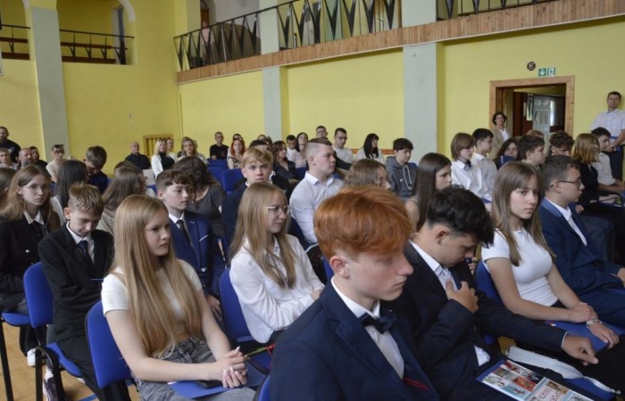 26 czerwca 2025 roku odbyło się uroczyste zakończenie roku szkolnego dla uczniów klas 8a i 8b. To wyjątkowy moment, który stanowi symboliczne zakończenie ośmioletniej edukacyjnej drogi pełnej wyzwań, sukcesów oraz niezapomnianych chwil.
Spośród 40 uczniów aż 15 ukończyło szkołę z wyróżnieniem, co jest wynikiem ich ciężkiej pracy i wytrwałości. To ogromny powód do dumy zarówno dla uczniów, jak i ich rodziców oraz nauczycieli.
Szczególne gratulacje kierujemy do dwóch uczennic – Joanny Żukowskiej i Leny Rębacz, które otrzymają stypendium Burmistrza Pasłęka. Ich osiągnięcia edukacyjne oraz zaangażowanie w życie szkoły zostały docenione.
Choć dziś klasy ósme żegnają się ze szkołą podstawową, to przed nimi nowy etap – szkoły średnie, nowe wyzwania i możliwości. Życzymy wszystkim absolwentom odwagi w realizowaniu swoich marzeń, wiary w siebie i wielu sukcesów na dalszej drodze edukacyjnej.
