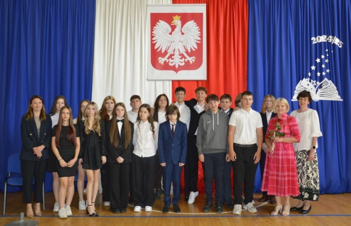 26 czerwca 2025 roku odbyło się uroczyste zakończenie roku szkolnego dla uczniów klas 8a i 8b. To wyjątkowy moment, który stanowi symboliczne zakończenie ośmioletniej edukacyjnej drogi pełnej wyzwań, sukcesów oraz niezapomnianych chwil.
Spośród 40 uczniów aż 15 ukończyło szkołę z wyróżnieniem, co jest wynikiem ich ciężkiej pracy i wytrwałości. To ogromny powód do dumy zarówno dla uczniów, jak i ich rodziców oraz nauczycieli.
Szczególne gratulacje kierujemy do dwóch uczennic – Joanny Żukowskiej i Leny Rębacz, które otrzymają stypendium Burmistrza Pasłęka. Ich osiągnięcia edukacyjne oraz zaangażowanie w życie szkoły zostały docenione.
Choć dziś klasy ósme żegnają się ze szkołą podstawową, to przed nimi nowy etap – szkoły średnie, nowe wyzwania i możliwości. Życzymy wszystkim absolwentom odwagi w realizowaniu swoich marzeń, wiary w siebie i wielu sukcesów na dalszej drodze edukacyjnej.
