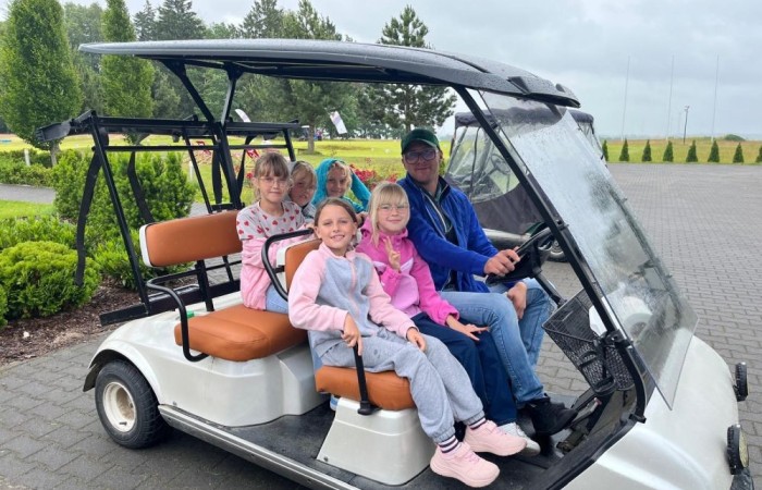 Choć pogoda nie do końca dopisała, uczniowie klasy 2b spędzili niezwykle ciekawy dzień w Sand Valley Golf Resort w Pasłęku. Dzieci miały okazję: dowiedzieć się, na czym polega gra w golfa, obejrzeć profesjonalny sprzęt wykorzystywany w tym sporcie, przejechać się meleksem po rozległym terenie, spróbować pysznych frytek i orzeźwiającej lemoniady serwowanych w tutejszej restauracji. Na zakończenie każdy uczestnik otrzymał pamiątkowy medal, piłeczkę golfową i drobne upominki. Niestety, z powodu deszczu nie udało się przeprowadzić treningu uderzeń piłeczki… ale kto wie – może następnym razem pogoda będzie łaskawsza.