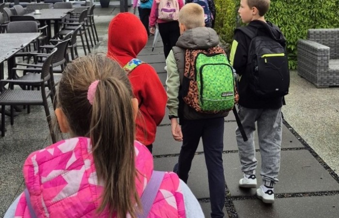 Choć pogoda nie do końca dopisała, uczniowie klasy 2b spędzili niezwykle ciekawy dzień w Sand Valley Golf Resort w Pasłęku. Dzieci miały okazję: dowiedzieć się, na czym polega gra w golfa, obejrzeć profesjonalny sprzęt wykorzystywany w tym sporcie, przejechać się meleksem po rozległym terenie, spróbować pysznych frytek i orzeźwiającej lemoniady serwowanych w tutejszej restauracji. Na zakończenie każdy uczestnik otrzymał pamiątkowy medal, piłeczkę golfową i drobne upominki. Niestety, z powodu deszczu nie udało się przeprowadzić treningu uderzeń piłeczki… ale kto wie – może następnym razem pogoda będzie łaskawsza.