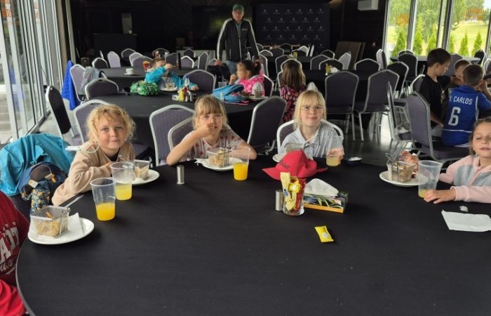 Choć pogoda nie do końca dopisała, uczniowie klasy 2b spędzili niezwykle ciekawy dzień w Sand Valley Golf Resort w Pasłęku. Dzieci miały okazję: dowiedzieć się, na czym polega gra w golfa, obejrzeć profesjonalny sprzęt wykorzystywany w tym sporcie, przejechać się meleksem po rozległym terenie, spróbować pysznych frytek i orzeźwiającej lemoniady serwowanych w tutejszej restauracji. Na zakończenie każdy uczestnik otrzymał pamiątkowy medal, piłeczkę golfową i drobne upominki. Niestety, z powodu deszczu nie udało się przeprowadzić treningu uderzeń piłeczki… ale kto wie – może następnym razem pogoda będzie łaskawsza.