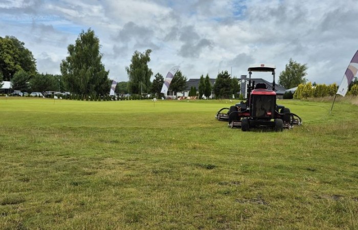 Choć pogoda nie do końca dopisała, uczniowie klasy 2b spędzili niezwykle ciekawy dzień w Sand Valley Golf Resort w Pasłęku. Dzieci miały okazję: dowiedzieć się, na czym polega gra w golfa, obejrzeć profesjonalny sprzęt wykorzystywany w tym sporcie, przejechać się meleksem po rozległym terenie, spróbować pysznych frytek i orzeźwiającej lemoniady serwowanych w tutejszej restauracji. Na zakończenie każdy uczestnik otrzymał pamiątkowy medal, piłeczkę golfową i drobne upominki. Niestety, z powodu deszczu nie udało się przeprowadzić treningu uderzeń piłeczki… ale kto wie – może następnym razem pogoda będzie łaskawsza.