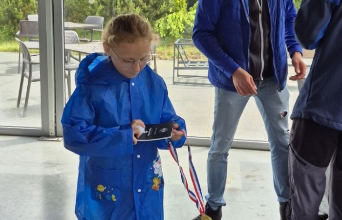 Choć pogoda nie do końca dopisała, uczniowie klasy 2b spędzili niezwykle ciekawy dzień w Sand Valley Golf Resort w Pasłęku. Dzieci miały okazję: dowiedzieć się, na czym polega gra w golfa, obejrzeć profesjonalny sprzęt wykorzystywany w tym sporcie, przejechać się meleksem po rozległym terenie, spróbować pysznych frytek i orzeźwiającej lemoniady serwowanych w tutejszej restauracji. Na zakończenie każdy uczestnik otrzymał pamiątkowy medal, piłeczkę golfową i drobne upominki. Niestety, z powodu deszczu nie udało się przeprowadzić treningu uderzeń piłeczki… ale kto wie – może następnym razem pogoda będzie łaskawsza.