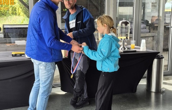 Choć pogoda nie do końca dopisała, uczniowie klasy 2b spędzili niezwykle ciekawy dzień w Sand Valley Golf Resort w Pasłęku. Dzieci miały okazję: dowiedzieć się, na czym polega gra w golfa, obejrzeć profesjonalny sprzęt wykorzystywany w tym sporcie, przejechać się meleksem po rozległym terenie, spróbować pysznych frytek i orzeźwiającej lemoniady serwowanych w tutejszej restauracji. Na zakończenie każdy uczestnik otrzymał pamiątkowy medal, piłeczkę golfową i drobne upominki. Niestety, z powodu deszczu nie udało się przeprowadzić treningu uderzeń piłeczki… ale kto wie – może następnym razem pogoda będzie łaskawsza.