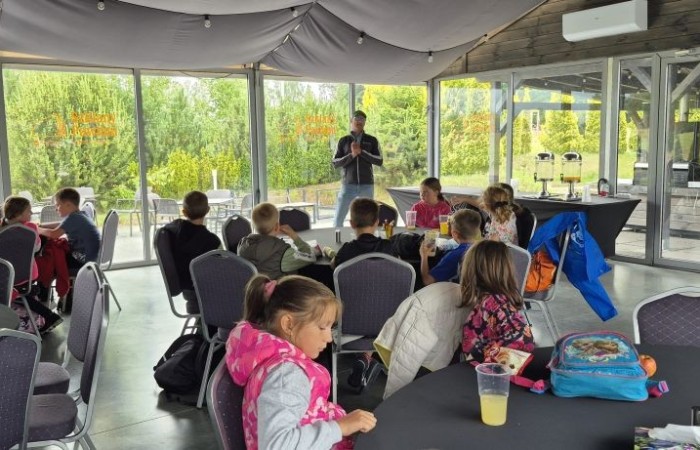 Choć pogoda nie do końca dopisała, uczniowie klasy 2b spędzili niezwykle ciekawy dzień w Sand Valley Golf Resort w Pasłęku. Dzieci miały okazję: dowiedzieć się, na czym polega gra w golfa, obejrzeć profesjonalny sprzęt wykorzystywany w tym sporcie, przejechać się meleksem po rozległym terenie, spróbować pysznych frytek i orzeźwiającej lemoniady serwowanych w tutejszej restauracji. Na zakończenie każdy uczestnik otrzymał pamiątkowy medal, piłeczkę golfową i drobne upominki. Niestety, z powodu deszczu nie udało się przeprowadzić treningu uderzeń piłeczki… ale kto wie – może następnym razem pogoda będzie łaskawsza.