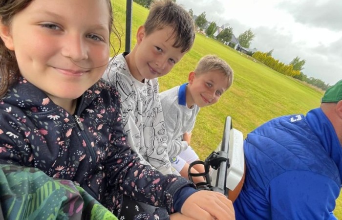 Choć pogoda nie do końca dopisała, uczniowie klasy 2b spędzili niezwykle ciekawy dzień w Sand Valley Golf Resort w Pasłęku. Dzieci miały okazję: dowiedzieć się, na czym polega gra w golfa, obejrzeć profesjonalny sprzęt wykorzystywany w tym sporcie, przejechać się meleksem po rozległym terenie, spróbować pysznych frytek i orzeźwiającej lemoniady serwowanych w tutejszej restauracji. Na zakończenie każdy uczestnik otrzymał pamiątkowy medal, piłeczkę golfową i drobne upominki. Niestety, z powodu deszczu nie udało się przeprowadzić treningu uderzeń piłeczki… ale kto wie – może następnym razem pogoda będzie łaskawsza.