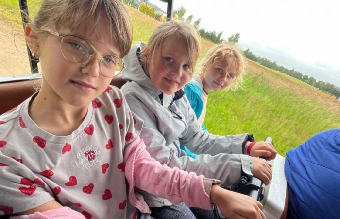 Choć pogoda nie do końca dopisała, uczniowie klasy 2b spędzili niezwykle ciekawy dzień w Sand Valley Golf Resort w Pasłęku. Dzieci miały okazję: dowiedzieć się, na czym polega gra w golfa, obejrzeć profesjonalny sprzęt wykorzystywany w tym sporcie, przejechać się meleksem po rozległym terenie, spróbować pysznych frytek i orzeźwiającej lemoniady serwowanych w tutejszej restauracji. Na zakończenie każdy uczestnik otrzymał pamiątkowy medal, piłeczkę golfową i drobne upominki. Niestety, z powodu deszczu nie udało się przeprowadzić treningu uderzeń piłeczki… ale kto wie – może następnym razem pogoda będzie łaskawsza.