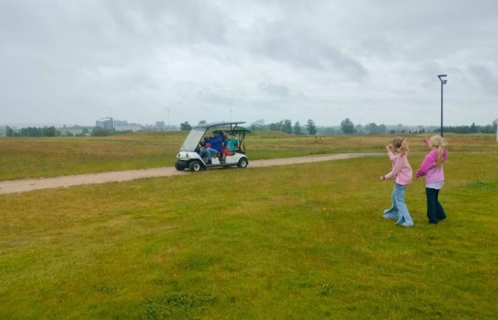 Choć pogoda nie do końca dopisała, uczniowie klasy 2b spędzili niezwykle ciekawy dzień w Sand Valley Golf Resort w Pasłęku. Dzieci miały okazję: dowiedzieć się, na czym polega gra w golfa, obejrzeć profesjonalny sprzęt wykorzystywany w tym sporcie, przejechać się meleksem po rozległym terenie, spróbować pysznych frytek i orzeźwiającej lemoniady serwowanych w tutejszej restauracji. Na zakończenie każdy uczestnik otrzymał pamiątkowy medal, piłeczkę golfową i drobne upominki. Niestety, z powodu deszczu nie udało się przeprowadzić treningu uderzeń piłeczki… ale kto wie – może następnym razem pogoda będzie łaskawsza.