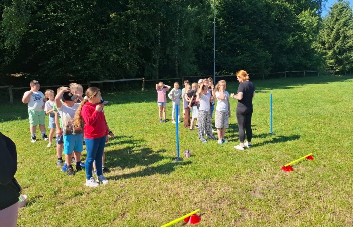 W ostatnim tygodniu szkoły uczniowie klas 1a, 2a i 2b wzięli udział w wyjściach integracyjnych nad Pasłęckie jeziorko. Dla każdej z klas był to wyjątkowy dzień – pełen śmiechu, zabaw i wspólnego czasu na łonie natury. To była świetna okazja, by podsumować rok szkolny w radosnej atmosferze i przygotować się do wakacyjnego odpoczynku. To był idealny sposób na zakończenie roku – teraz czas na wakacje.
Serdeczne podziękowania kierujemy do Pani Anetki z MOSiRu za poprowadzenie pełnych energii i kreatywności zajęć.