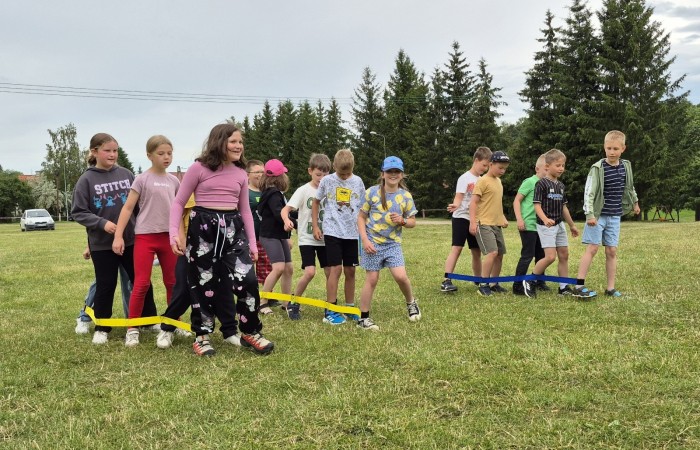 W ostatnim tygodniu szkoły uczniowie klas 1a, 2a i 2b wzięli udział w wyjściach integracyjnych nad Pasłęckie jeziorko. Dla każdej z klas był to wyjątkowy dzień – pełen śmiechu, zabaw i wspólnego czasu na łonie natury. To była świetna okazja, by podsumować rok szkolny w radosnej atmosferze i przygotować się do wakacyjnego odpoczynku. To był idealny sposób na zakończenie roku – teraz czas na wakacje.
Serdeczne podziękowania kierujemy do Pani Anetki z MOSiRu za poprowadzenie pełnych energii i kreatywności zajęć.