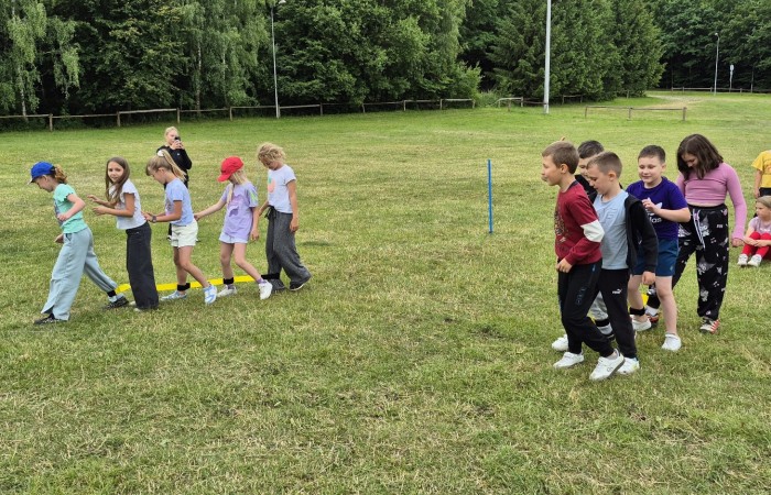 W ostatnim tygodniu szkoły uczniowie klas 1a, 2a i 2b wzięli udział w wyjściach integracyjnych nad Pasłęckie jeziorko. Dla każdej z klas był to wyjątkowy dzień – pełen śmiechu, zabaw i wspólnego czasu na łonie natury. To była świetna okazja, by podsumować rok szkolny w radosnej atmosferze i przygotować się do wakacyjnego odpoczynku. To był idealny sposób na zakończenie roku – teraz czas na wakacje.
Serdeczne podziękowania kierujemy do Pani Anetki z MOSiRu za poprowadzenie pełnych energii i kreatywności zajęć.