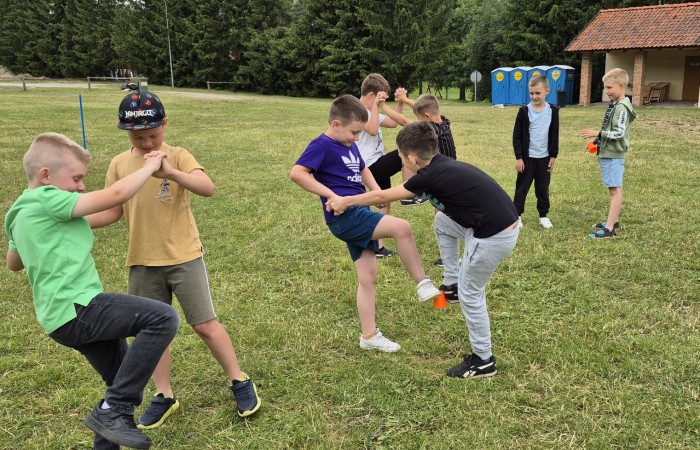 W ostatnim tygodniu szkoły uczniowie klas 1a, 2a i 2b wzięli udział w wyjściach integracyjnych nad Pasłęckie jeziorko. Dla każdej z klas był to wyjątkowy dzień – pełen śmiechu, zabaw i wspólnego czasu na łonie natury. To była świetna okazja, by podsumować rok szkolny w radosnej atmosferze i przygotować się do wakacyjnego odpoczynku. To był idealny sposób na zakończenie roku – teraz czas na wakacje.
Serdeczne podziękowania kierujemy do Pani Anetki z MOSiRu za poprowadzenie pełnych energii i kreatywności zajęć.