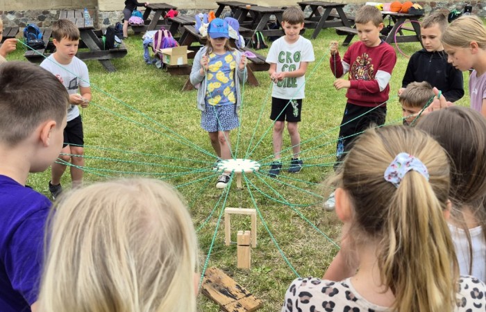 W ostatnim tygodniu szkoły uczniowie klas 1a, 2a i 2b wzięli udział w wyjściach integracyjnych nad Pasłęckie jeziorko. Dla każdej z klas był to wyjątkowy dzień – pełen śmiechu, zabaw i wspólnego czasu na łonie natury. To była świetna okazja, by podsumować rok szkolny w radosnej atmosferze i przygotować się do wakacyjnego odpoczynku. To był idealny sposób na zakończenie roku – teraz czas na wakacje.
Serdeczne podziękowania kierujemy do Pani Anetki z MOSiRu za poprowadzenie pełnych energii i kreatywności zajęć.