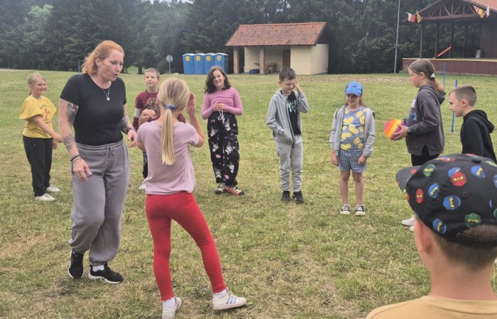 W ostatnim tygodniu szkoły uczniowie klas 1a, 2a i 2b wzięli udział w wyjściach integracyjnych nad Pasłęckie jeziorko. Dla każdej z klas był to wyjątkowy dzień – pełen śmiechu, zabaw i wspólnego czasu na łonie natury. To była świetna okazja, by podsumować rok szkolny w radosnej atmosferze i przygotować się do wakacyjnego odpoczynku. To był idealny sposób na zakończenie roku – teraz czas na wakacje.
Serdeczne podziękowania kierujemy do Pani Anetki z MOSiRu za poprowadzenie pełnych energii i kreatywności zajęć.