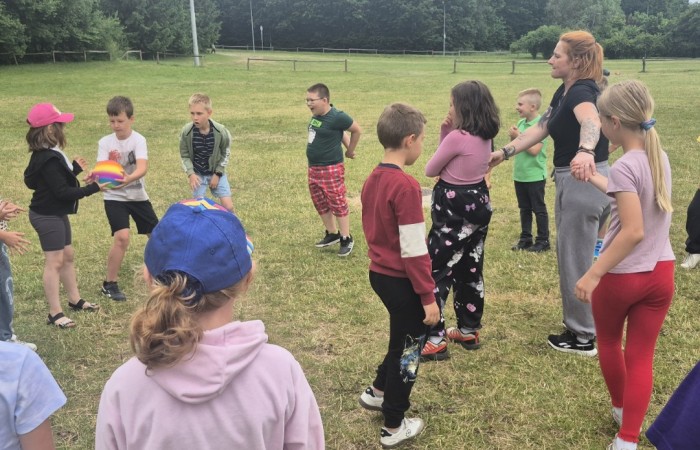 W ostatnim tygodniu szkoły uczniowie klas 1a, 2a i 2b wzięli udział w wyjściach integracyjnych nad Pasłęckie jeziorko. Dla każdej z klas był to wyjątkowy dzień – pełen śmiechu, zabaw i wspólnego czasu na łonie natury. To była świetna okazja, by podsumować rok szkolny w radosnej atmosferze i przygotować się do wakacyjnego odpoczynku. To był idealny sposób na zakończenie roku – teraz czas na wakacje.
Serdeczne podziękowania kierujemy do Pani Anetki z MOSiRu za poprowadzenie pełnych energii i kreatywności zajęć.