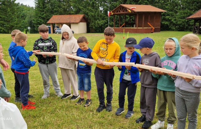 W ostatnim tygodniu szkoły uczniowie klas 1a, 2a i 2b wzięli udział w wyjściach integracyjnych nad Pasłęckie jeziorko. Dla każdej z klas był to wyjątkowy dzień – pełen śmiechu, zabaw i wspólnego czasu na łonie natury. To była świetna okazja, by podsumować rok szkolny w radosnej atmosferze i przygotować się do wakacyjnego odpoczynku. To był idealny sposób na zakończenie roku – teraz czas na wakacje.
Serdeczne podziękowania kierujemy do Pani Anetki z MOSiRu za poprowadzenie pełnych energii i kreatywności zajęć.
