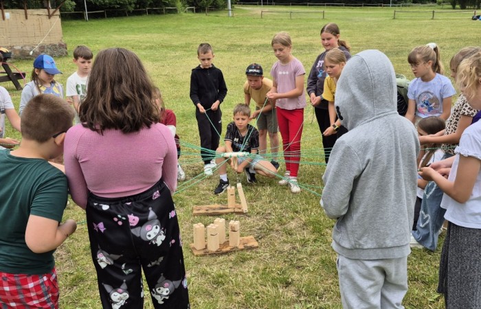 W ostatnim tygodniu szkoły uczniowie klas 1a, 2a i 2b wzięli udział w wyjściach integracyjnych nad Pasłęckie jeziorko. Dla każdej z klas był to wyjątkowy dzień – pełen śmiechu, zabaw i wspólnego czasu na łonie natury. To była świetna okazja, by podsumować rok szkolny w radosnej atmosferze i przygotować się do wakacyjnego odpoczynku. To był idealny sposób na zakończenie roku – teraz czas na wakacje.
Serdeczne podziękowania kierujemy do Pani Anetki z MOSiRu za poprowadzenie pełnych energii i kreatywności zajęć.