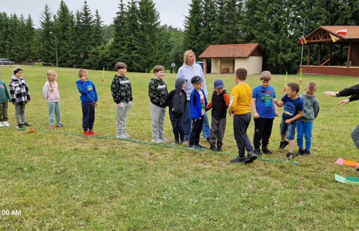 W ostatnim tygodniu szkoły uczniowie klas 1a, 2a i 2b wzięli udział w wyjściach integracyjnych nad Pasłęckie jeziorko. Dla każdej z klas był to wyjątkowy dzień – pełen śmiechu, zabaw i wspólnego czasu na łonie natury. To była świetna okazja, by podsumować rok szkolny w radosnej atmosferze i przygotować się do wakacyjnego odpoczynku. To był idealny sposób na zakończenie roku – teraz czas na wakacje.
Serdeczne podziękowania kierujemy do Pani Anetki z MOSiRu za poprowadzenie pełnych energii i kreatywności zajęć.