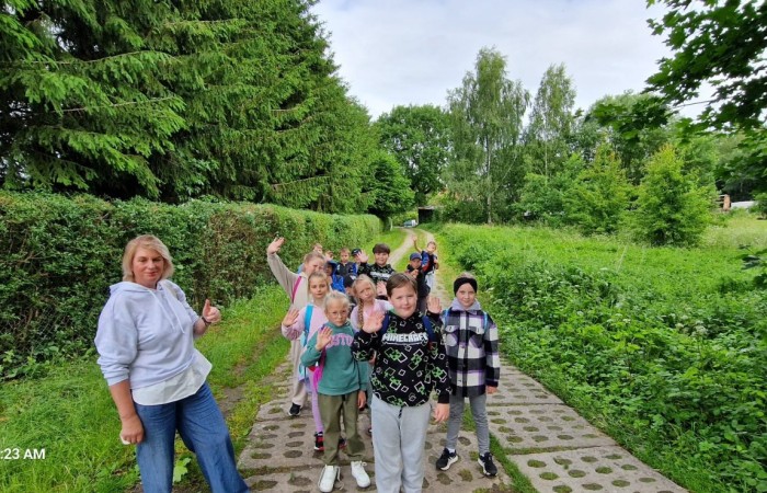W ostatnim tygodniu szkoły uczniowie klas 1a, 2a i 2b wzięli udział w wyjściach integracyjnych nad Pasłęckie jeziorko. Dla każdej z klas był to wyjątkowy dzień – pełen śmiechu, zabaw i wspólnego czasu na łonie natury. To była świetna okazja, by podsumować rok szkolny w radosnej atmosferze i przygotować się do wakacyjnego odpoczynku. To był idealny sposób na zakończenie roku – teraz czas na wakacje.
Serdeczne podziękowania kierujemy do Pani Anetki z MOSiRu za poprowadzenie pełnych energii i kreatywności zajęć.
