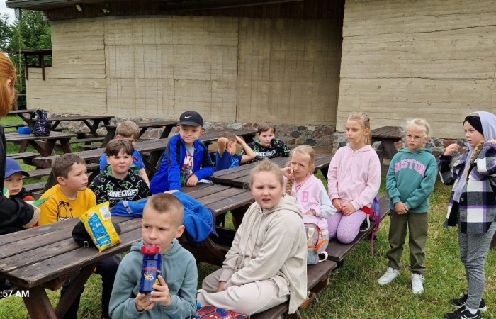 W ostatnim tygodniu szkoły uczniowie klas 1a, 2a i 2b wzięli udział w wyjściach integracyjnych nad Pasłęckie jeziorko. Dla każdej z klas był to wyjątkowy dzień – pełen śmiechu, zabaw i wspólnego czasu na łonie natury. To była świetna okazja, by podsumować rok szkolny w radosnej atmosferze i przygotować się do wakacyjnego odpoczynku. To był idealny sposób na zakończenie roku – teraz czas na wakacje.
Serdeczne podziękowania kierujemy do Pani Anetki z MOSiRu za poprowadzenie pełnych energii i kreatywności zajęć.