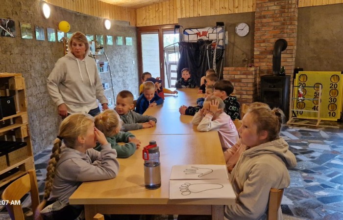 W ostatnim tygodniu szkoły uczniowie klas 1a, 2a i 2b wzięli udział w wyjściach integracyjnych nad Pasłęckie jeziorko. Dla każdej z klas był to wyjątkowy dzień – pełen śmiechu, zabaw i wspólnego czasu na łonie natury. To była świetna okazja, by podsumować rok szkolny w radosnej atmosferze i przygotować się do wakacyjnego odpoczynku. To był idealny sposób na zakończenie roku – teraz czas na wakacje.
Serdeczne podziękowania kierujemy do Pani Anetki z MOSiRu za poprowadzenie pełnych energii i kreatywności zajęć.