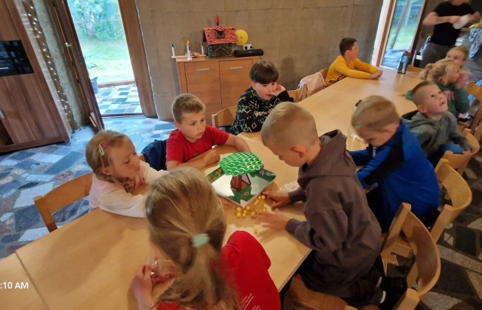 W ostatnim tygodniu szkoły uczniowie klas 1a, 2a i 2b wzięli udział w wyjściach integracyjnych nad Pasłęckie jeziorko. Dla każdej z klas był to wyjątkowy dzień – pełen śmiechu, zabaw i wspólnego czasu na łonie natury. To była świetna okazja, by podsumować rok szkolny w radosnej atmosferze i przygotować się do wakacyjnego odpoczynku. To był idealny sposób na zakończenie roku – teraz czas na wakacje.
Serdeczne podziękowania kierujemy do Pani Anetki z MOSiRu za poprowadzenie pełnych energii i kreatywności zajęć.