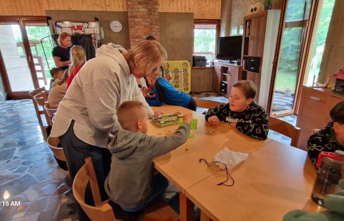 W ostatnim tygodniu szkoły uczniowie klas 1a, 2a i 2b wzięli udział w wyjściach integracyjnych nad Pasłęckie jeziorko. Dla każdej z klas był to wyjątkowy dzień – pełen śmiechu, zabaw i wspólnego czasu na łonie natury. To była świetna okazja, by podsumować rok szkolny w radosnej atmosferze i przygotować się do wakacyjnego odpoczynku. To był idealny sposób na zakończenie roku – teraz czas na wakacje.
Serdeczne podziękowania kierujemy do Pani Anetki z MOSiRu za poprowadzenie pełnych energii i kreatywności zajęć.