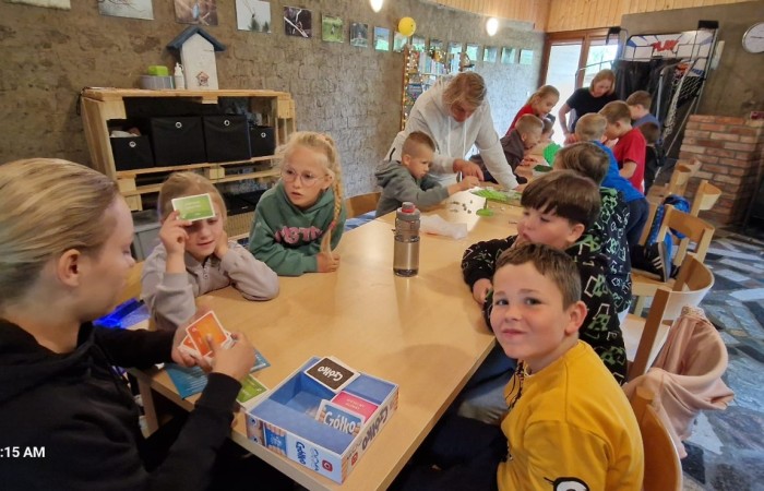 W ostatnim tygodniu szkoły uczniowie klas 1a, 2a i 2b wzięli udział w wyjściach integracyjnych nad Pasłęckie jeziorko. Dla każdej z klas był to wyjątkowy dzień – pełen śmiechu, zabaw i wspólnego czasu na łonie natury. To była świetna okazja, by podsumować rok szkolny w radosnej atmosferze i przygotować się do wakacyjnego odpoczynku. To był idealny sposób na zakończenie roku – teraz czas na wakacje.
Serdeczne podziękowania kierujemy do Pani Anetki z MOSiRu za poprowadzenie pełnych energii i kreatywności zajęć.