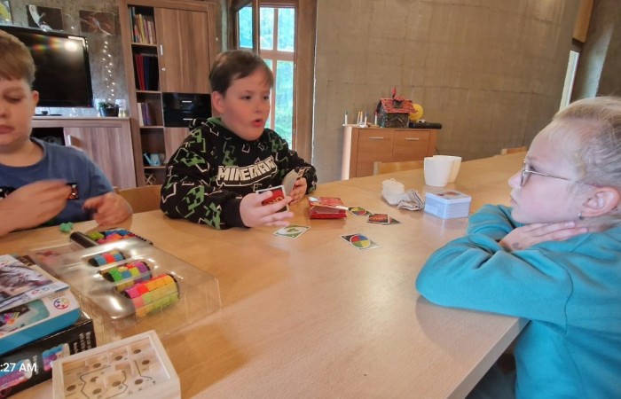 W ostatnim tygodniu szkoły uczniowie klas 1a, 2a i 2b wzięli udział w wyjściach integracyjnych nad Pasłęckie jeziorko. Dla każdej z klas był to wyjątkowy dzień – pełen śmiechu, zabaw i wspólnego czasu na łonie natury. To była świetna okazja, by podsumować rok szkolny w radosnej atmosferze i przygotować się do wakacyjnego odpoczynku. To był idealny sposób na zakończenie roku – teraz czas na wakacje.
Serdeczne podziękowania kierujemy do Pani Anetki z MOSiRu za poprowadzenie pełnych energii i kreatywności zajęć.