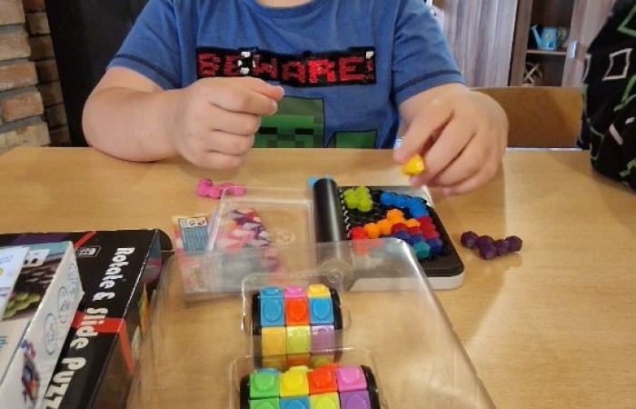 W ostatnim tygodniu szkoły uczniowie klas 1a, 2a i 2b wzięli udział w wyjściach integracyjnych nad Pasłęckie jeziorko. Dla każdej z klas był to wyjątkowy dzień – pełen śmiechu, zabaw i wspólnego czasu na łonie natury. To była świetna okazja, by podsumować rok szkolny w radosnej atmosferze i przygotować się do wakacyjnego odpoczynku. To był idealny sposób na zakończenie roku – teraz czas na wakacje.
Serdeczne podziękowania kierujemy do Pani Anetki z MOSiRu za poprowadzenie pełnych energii i kreatywności zajęć.