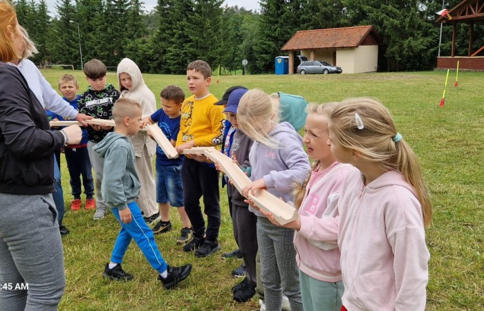 W ostatnim tygodniu szkoły uczniowie klas 1a, 2a i 2b wzięli udział w wyjściach integracyjnych nad Pasłęckie jeziorko. Dla każdej z klas był to wyjątkowy dzień – pełen śmiechu, zabaw i wspólnego czasu na łonie natury. To była świetna okazja, by podsumować rok szkolny w radosnej atmosferze i przygotować się do wakacyjnego odpoczynku. To był idealny sposób na zakończenie roku – teraz czas na wakacje.
Serdeczne podziękowania kierujemy do Pani Anetki z MOSiRu za poprowadzenie pełnych energii i kreatywności zajęć.