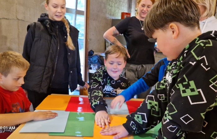 W ostatnim tygodniu szkoły uczniowie klas 1a, 2a i 2b wzięli udział w wyjściach integracyjnych nad Pasłęckie jeziorko. Dla każdej z klas był to wyjątkowy dzień – pełen śmiechu, zabaw i wspólnego czasu na łonie natury. To była świetna okazja, by podsumować rok szkolny w radosnej atmosferze i przygotować się do wakacyjnego odpoczynku. To był idealny sposób na zakończenie roku – teraz czas na wakacje.
Serdeczne podziękowania kierujemy do Pani Anetki z MOSiRu za poprowadzenie pełnych energii i kreatywności zajęć.