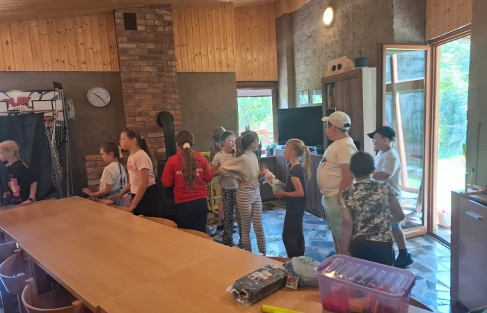 W ostatnim tygodniu szkoły uczniowie klas 1a, 2a i 2b wzięli udział w wyjściach integracyjnych nad Pasłęckie jeziorko. Dla każdej z klas był to wyjątkowy dzień – pełen śmiechu, zabaw i wspólnego czasu na łonie natury. To była świetna okazja, by podsumować rok szkolny w radosnej atmosferze i przygotować się do wakacyjnego odpoczynku. To był idealny sposób na zakończenie roku – teraz czas na wakacje.
Serdeczne podziękowania kierujemy do Pani Anetki z MOSiRu za poprowadzenie pełnych energii i kreatywności zajęć.