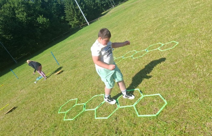 W ostatnim tygodniu szkoły uczniowie klas 1a, 2a i 2b wzięli udział w wyjściach integracyjnych nad Pasłęckie jeziorko. Dla każdej z klas był to wyjątkowy dzień – pełen śmiechu, zabaw i wspólnego czasu na łonie natury. To była świetna okazja, by podsumować rok szkolny w radosnej atmosferze i przygotować się do wakacyjnego odpoczynku. To był idealny sposób na zakończenie roku – teraz czas na wakacje.
Serdeczne podziękowania kierujemy do Pani Anetki z MOSiRu za poprowadzenie pełnych energii i kreatywności zajęć.