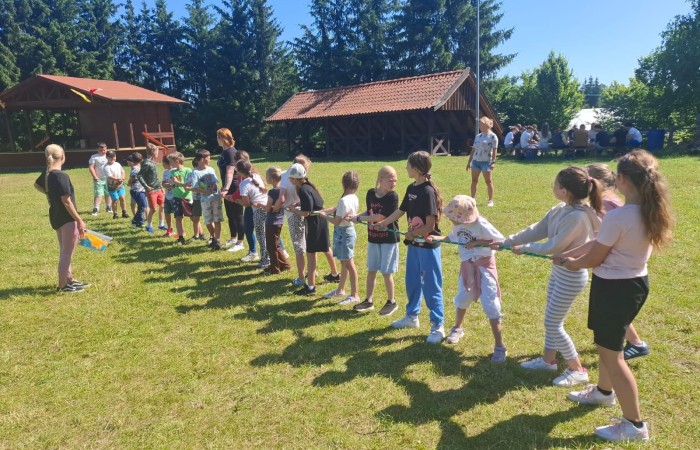 W ostatnim tygodniu szkoły uczniowie klas 1a, 2a i 2b wzięli udział w wyjściach integracyjnych nad Pasłęckie jeziorko. Dla każdej z klas był to wyjątkowy dzień – pełen śmiechu, zabaw i wspólnego czasu na łonie natury. To była świetna okazja, by podsumować rok szkolny w radosnej atmosferze i przygotować się do wakacyjnego odpoczynku. To był idealny sposób na zakończenie roku – teraz czas na wakacje.
Serdeczne podziękowania kierujemy do Pani Anetki z MOSiRu za poprowadzenie pełnych energii i kreatywności zajęć.