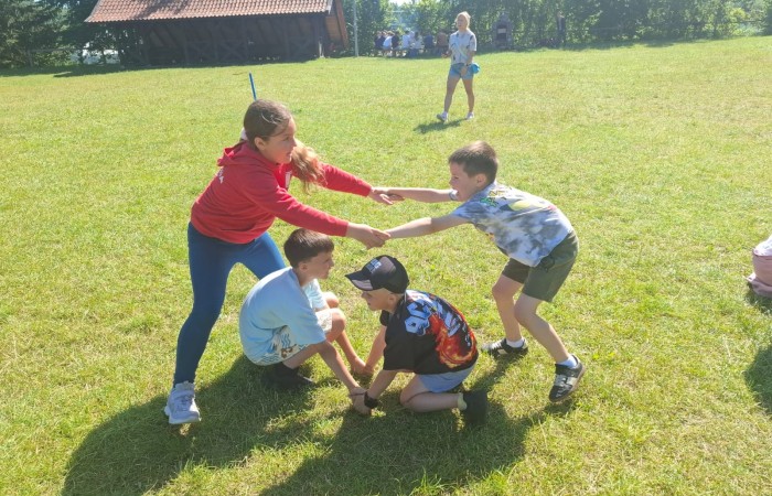 W ostatnim tygodniu szkoły uczniowie klas 1a, 2a i 2b wzięli udział w wyjściach integracyjnych nad Pasłęckie jeziorko. Dla każdej z klas był to wyjątkowy dzień – pełen śmiechu, zabaw i wspólnego czasu na łonie natury. To była świetna okazja, by podsumować rok szkolny w radosnej atmosferze i przygotować się do wakacyjnego odpoczynku. To był idealny sposób na zakończenie roku – teraz czas na wakacje.
Serdeczne podziękowania kierujemy do Pani Anetki z MOSiRu za poprowadzenie pełnych energii i kreatywności zajęć.